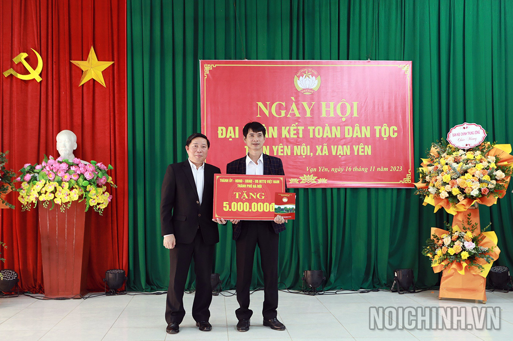 Đồng chí Trần Văn Khảm, Phó Trưởng Ban Nội chính Thành ủy Hà Nội trao quà tặng các gia đình thôn Yên Nội