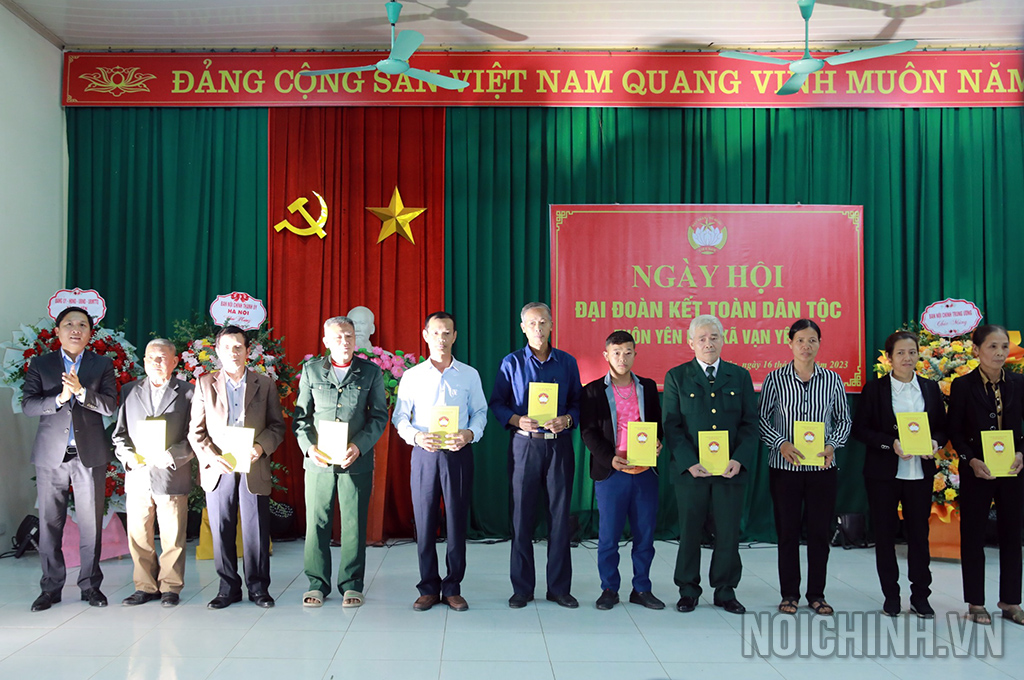 Đồng chí Nguyễn Thanh Liêm, Bí thư Huyện ủy Mê Linh trao quà tặng các gia đình thôn Yên Nội