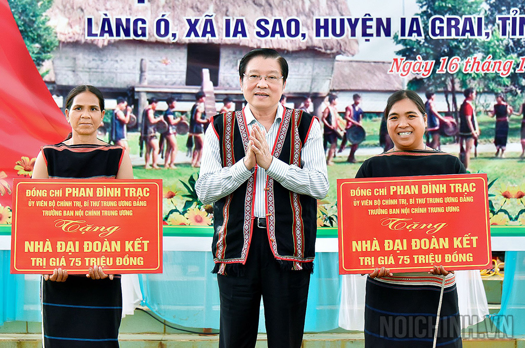 Đồng chí Phan Đình Trạc trao tặng kinh phí xây dựng Nhà Đại đoàn kết