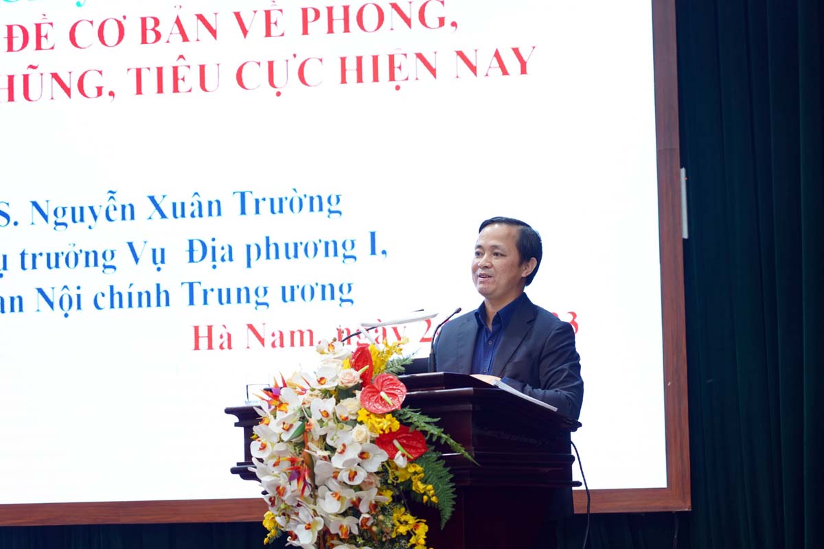 Đồng chí Nguyễn Xuân Trường, Vụ trưởng Vụ Địa phương I, Ban Nội chính Trung ương truyền đạt các Chuyên đề tại Hội nghị