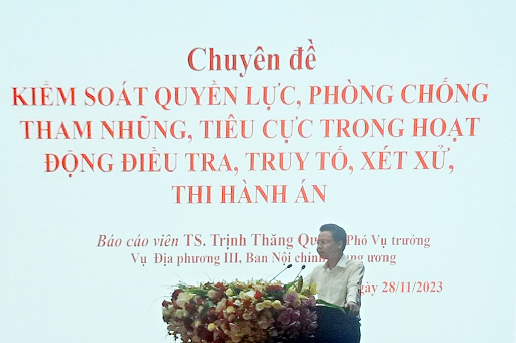 Đồng chí Trịnh Thăng Quyết, Phó Vụ trưởng Vụ địa phương III, Ban Nội chính Trung ương truyền đạt nội dung chuyên đề tại Hội nghị