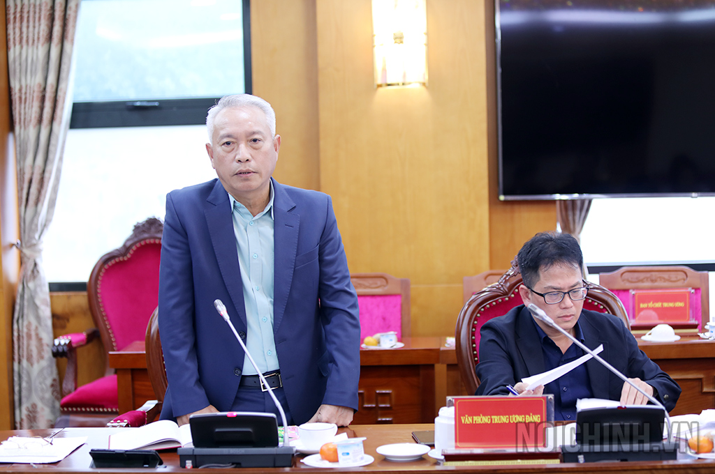 Đồng chí Nguyễn Quốc Vinh, Vụ trưởng Vụ Cơ quan nội chính, Ban Nội chính Trung ương trình bày báo cáo tại Hội nghị