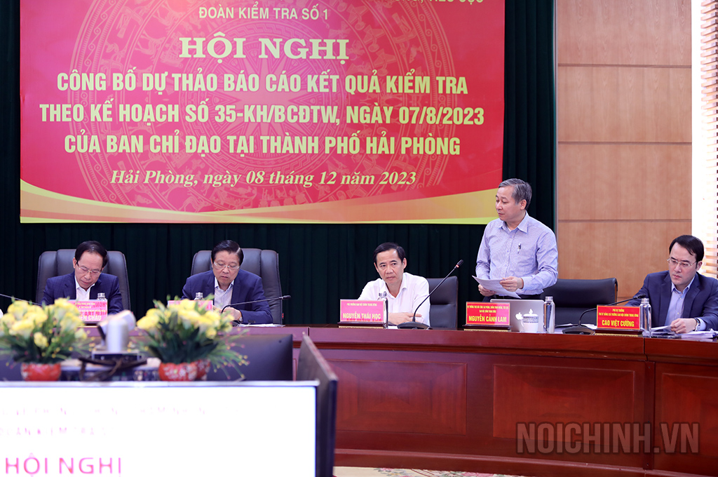 Đồng chí Nguyễn Cảnh Lam, Vụ trưởng Vụ Cải cách tư pháp, Ban Nội chính Trung ương, Thư ký  Đoàn kiểm tra trình bày dự thảo Báo cáo kết quả kiểm tra
