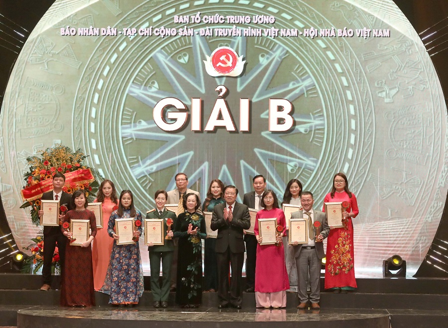 Các tác giả nhận Giải B Giải báo chí toàn quốc về xây dựng Đảng (mang tên Búa liềm vàng) lần thứ VII - năm 2022