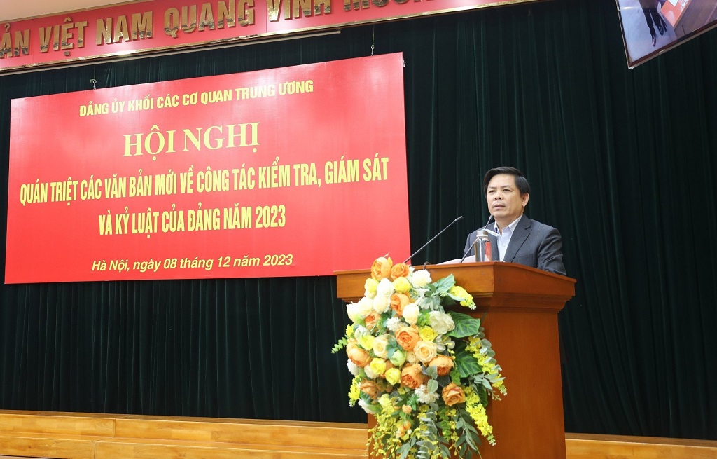 Đồng chí Nguyễn Văn Thể, Ủy viên Trung ương Đảng, Bí thư Đảng ủy Khối phát biểu tại Hội nghị