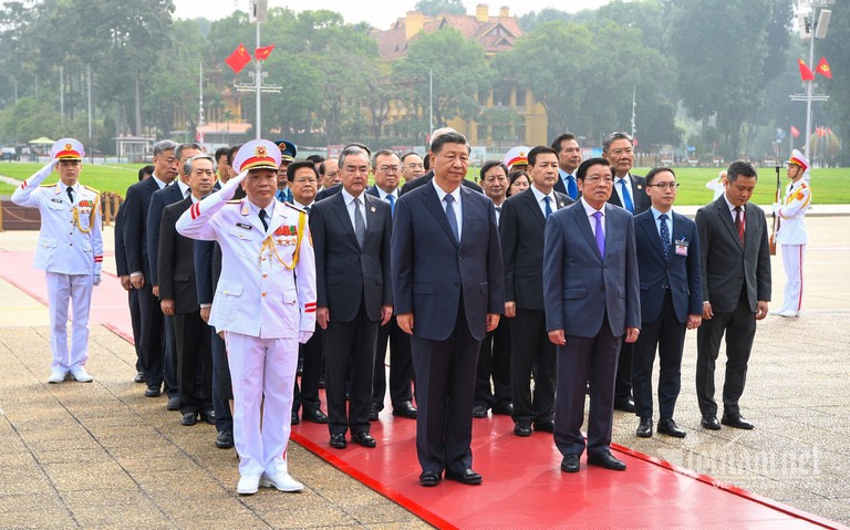 Tổng Bí thư, Chủ tịch nước Trung Quốc Tập Cận Bình cùng Đoàn đại biểu cấp cao Trung Quốc đến đặt vòng hoa và vào Lăng viếng Chủ tịch Hồ Chí Minh