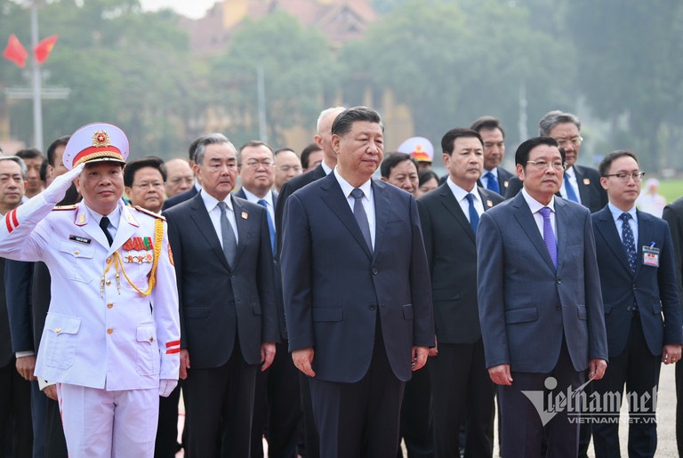Tổng Bí thư, Chủ tịch nước Trung Quốc Tập Cận Bình cùng Đoàn đại biểu cấp cao Trung Quốc tưởng niệm Chủ tịch Hồ Chí Minh