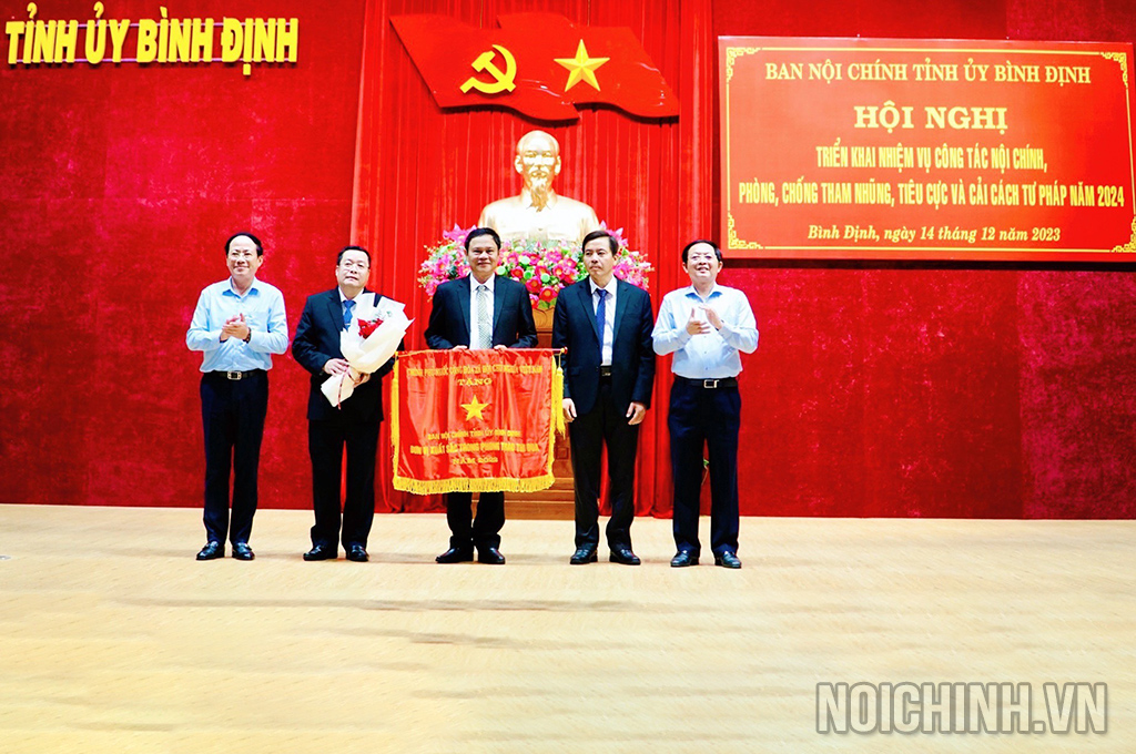 Ban Nội chính Tỉnh ủy tỉnh Bình Định vinh dự được nhận Cờ Thi đua của Chính phủ có thành tích xuất sắc trong phong trào thi đua năm 2023