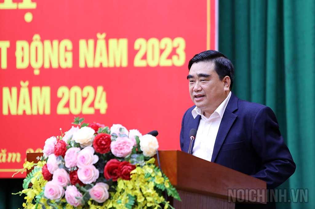 Đồng chí Hoàng Đình Phới, Trưởng Ban Nội chính Tỉnh uỷ Hà Giang (Cụm trưởng Cụm thi đua số 1) trình bày báo cáo tại Hội nghị