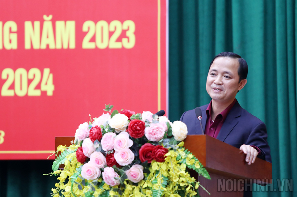 Đồng chí Nguyễn Xuân Trường, Vụ Trưởng Vụ địa phương I, Ban Nội chinhs Trung ương phát biểu tại Hội nghị