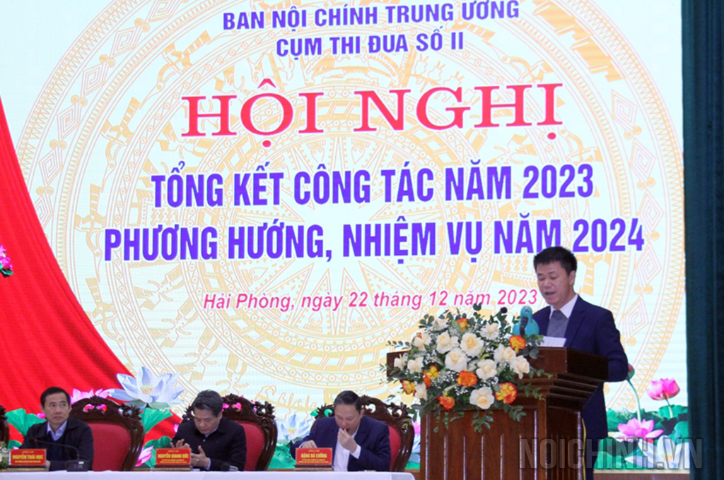 Đồng chí Nguyễn Văn Toàn, Phó Vụ trưởng Vụ Tổ chức - Cán bộ, Ban Nội chính Trung ương triển khai Quyết định tặng Bằng khen của Trưởng Ban Nội chính Trung ương cho các tập thể và cá nhân có thành tích xuất sắc trong thi đua năm 2023