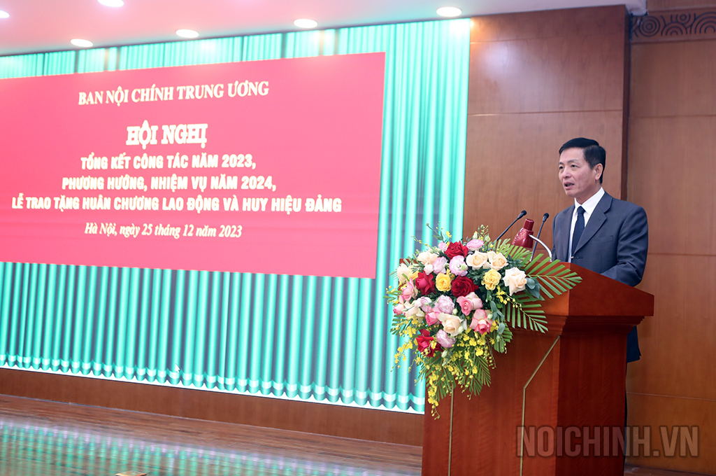 Đồng chí Nguyễn Đại Nghĩa, Vụ trưởng Vụ Tổ chức -Cán bộ công bố các quyết định tại Hội nghị