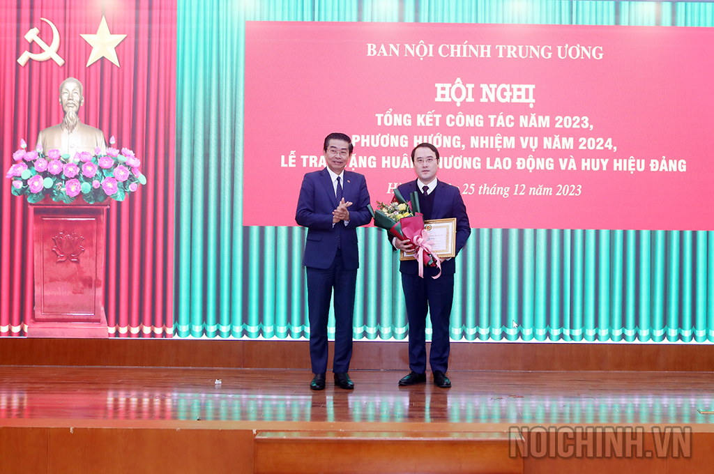 Đồng chí Võ Văn Dũng, Ủy viên Trung ương Đảng, Phó Trưởng ban Thường trực Ban Nội chính Trung ương trao danh hiệu 