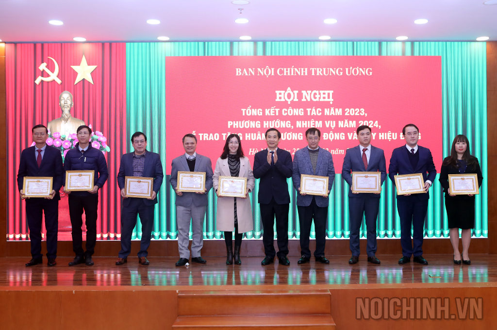 Đồng chí Nguyễn Thái Học. Phó Trưởng Ban Nội chính Trung ương trao danh hiệu 