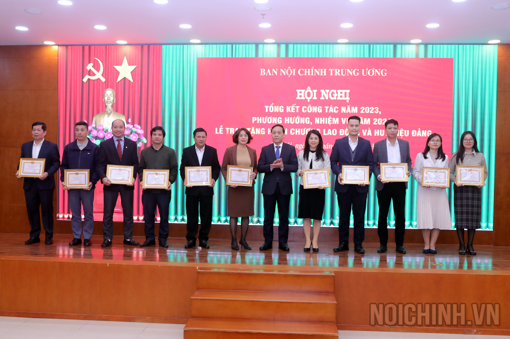 Đồng chí Nguyễn Thanh Hải, Phó Trưởng Ban Nội chính Trung ương trao tặng danh hiệu 