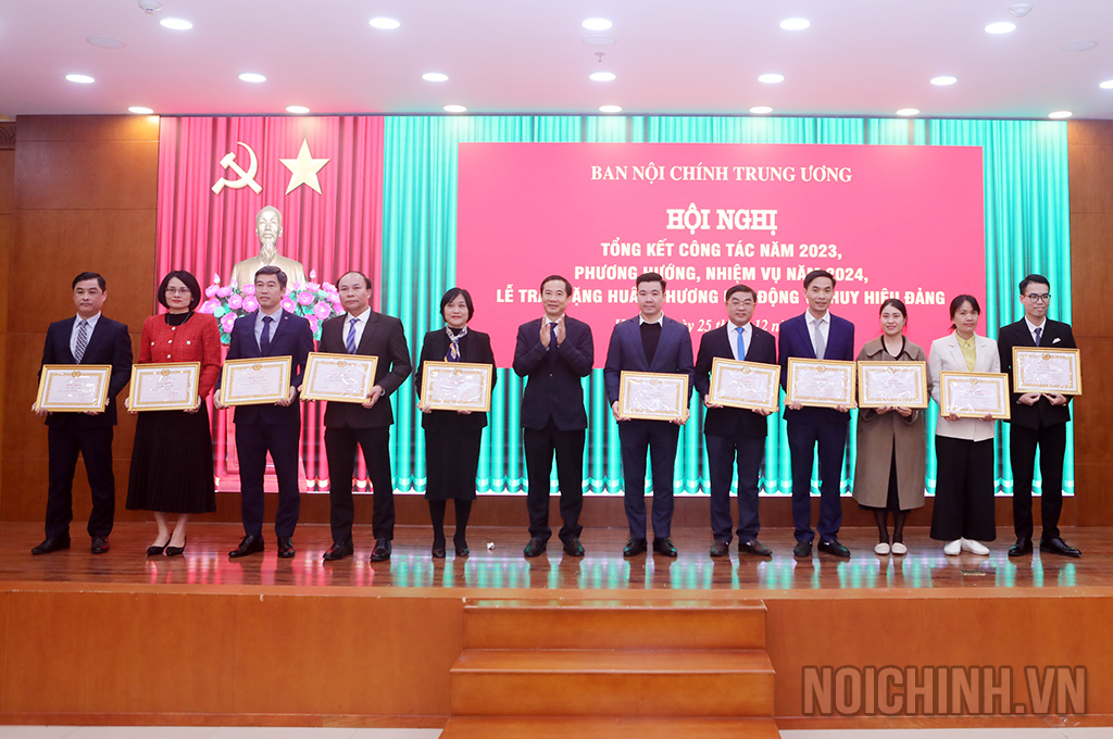 Đồng chí Nguyễn Thái Học, Phó Trưởng Ban Nội chính Trung ương trao Bằng khen tặng các cá nhân hoàn thành xuất sắc nhiệm vụ năm 2023