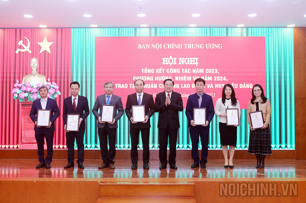 Đồng chí Phan Đình Trạc, Ủy viên Bộ Chính trị, Bí thư Trung ương Đảng, Trưởng Ban Nội chính Trung ương trao Kỷ niệm chương 