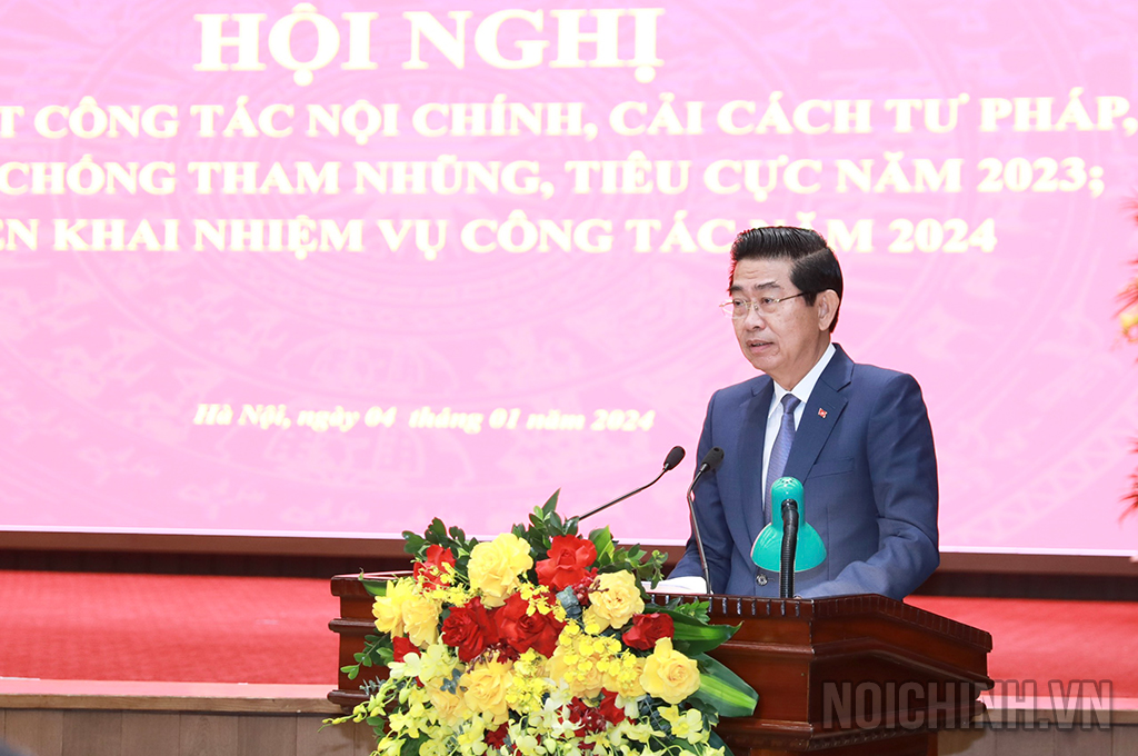Đồng chí Võ Văn Dũng, Ủy viên Trung ương Đảng, Phó Trưởng ban Thường trực Ban Nội chính Trung ương phát biểu tại Hội nghị