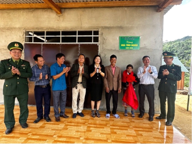 Các đại biểu tại Lễ trao nhà cho hộ gia đình ông Hồ Văn Quế