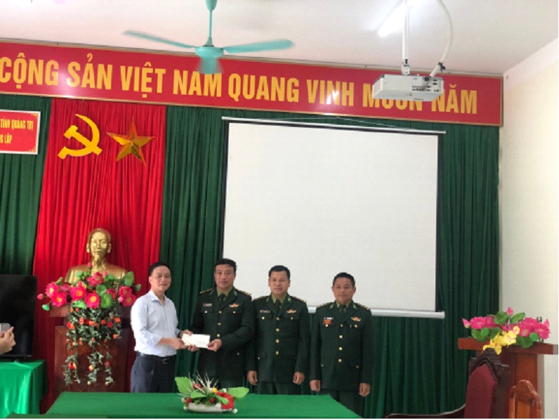 Đồng chí Đoàn Hồng Ngọc, Vụ trưởng Vụ Địa phương II, Ban Nội chính Trung ương tặng quà cho các cán bộ, chiến sĩ Đồn Biên phòng Hướng Lập
