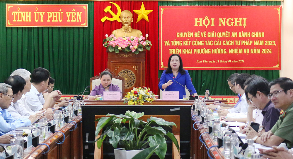 Đồng chí Cao Thị Hòa An, Phó Bí thư Thường trực Tỉnh ủy, Chủ tịch HĐND tỉnh, Trưởng Ban Chỉ đạo cải cách tư pháp tỉnh phát biểu kết luận Hội nghị