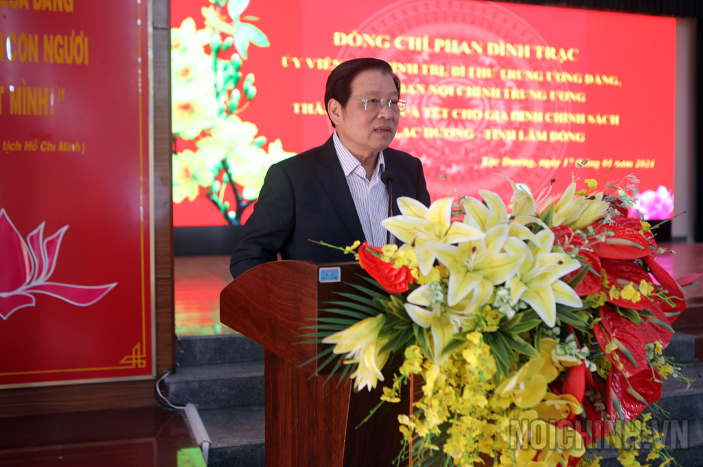 Đồng chí Phan Đình Trạc, Ủy viên Bộ Chính trị, Bí thư Trung ương Đảng, Trưởng Ban Nội chính Trung ương phát biểu động viên tại huyện Lạc Dương