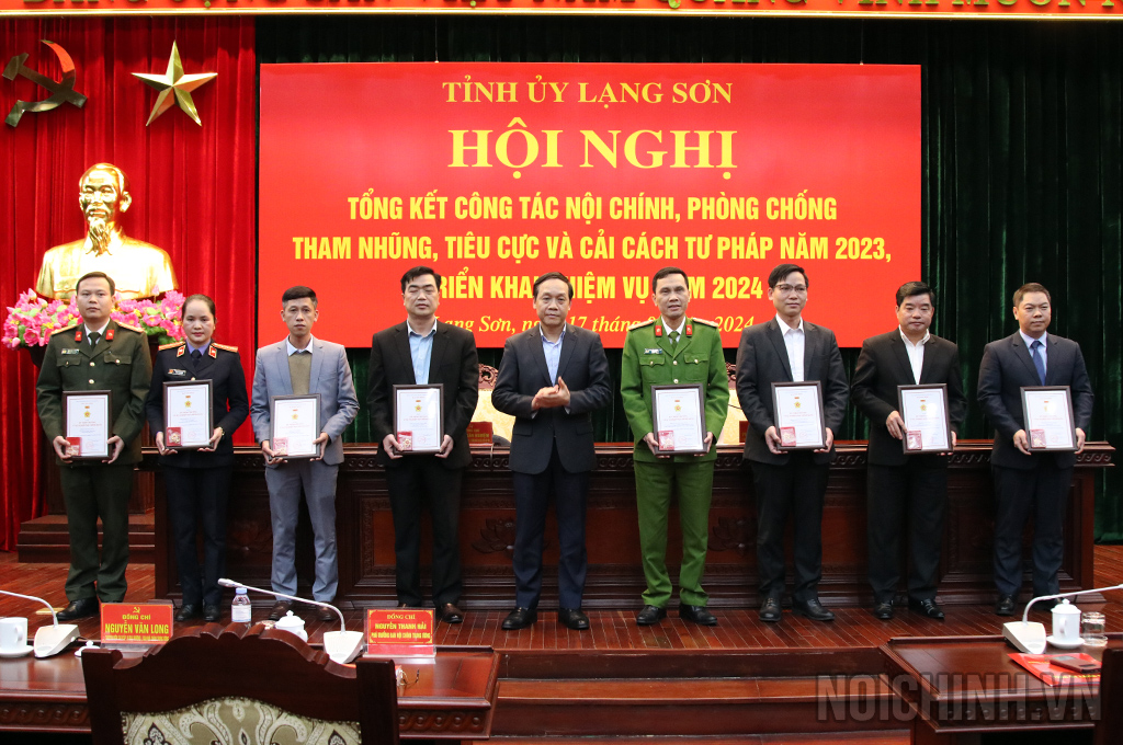 Đồng chí Nguyễn Thanh Hải, Phó Trưởng Ban Nội chính Trung ương trao kỷ niệm chương “Vì sự nghiệp Nội chính đảng” cho các cá nhân