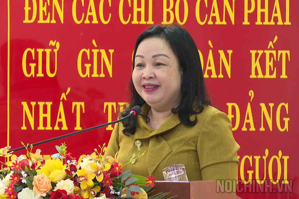 Đồng chí Cao Thị Hòa An, Phó Bí thư Thường trực Tỉnh ủy, Chủ tịch HĐND tỉnh Phú Yên phát biểu chào mừng Hội nghị