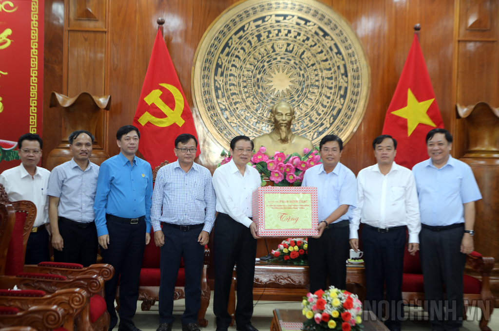 Đồng chí Phan Đình Trạc, Ủy viên Bộ Chính trị, Bí thư Trung ương Đảng, Trưởng Ban Nội chính Trung ương trao quà tặng Ban Thường vụ Tỉnh ủy Cà Mau