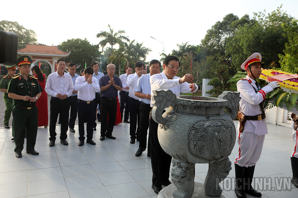 Đồng chí Phan Đình Trạc, Ủy viên Bộ Chính trị, Bí thư Trung ương Đảng, Trưởng Ban Nội chính Trung ương dâng hương tại Khu tưởng niệm