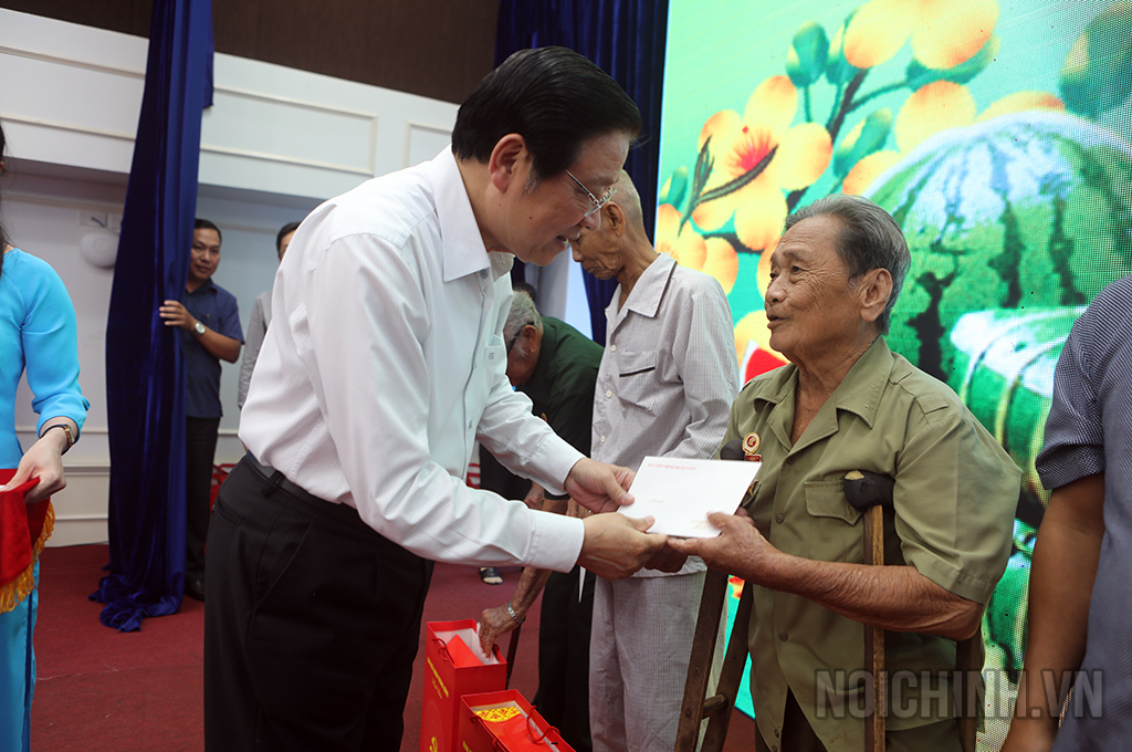 Đồng chí Phan Đình Trạc, Ủy viên Bộ Chính trị, Bí thư Trung ương Đảng, Trưởng Ban Nội chính Trung ương tặng quà cho gia đình chính sách, người có công tỉnh Cà Mau