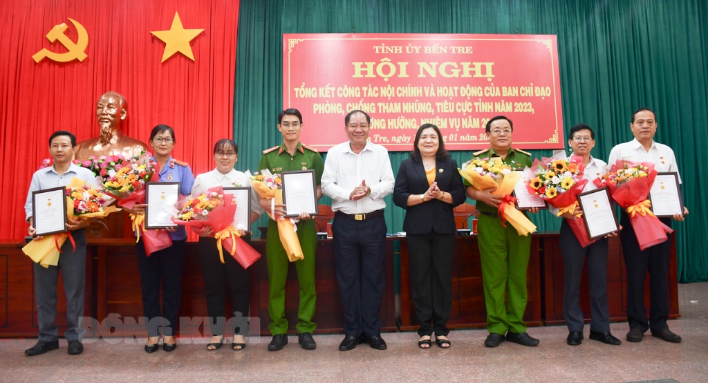 Quyền Bí thư Tỉnh ủy Hồ Thị Hoàng Yến trao Kỷ niệm chương vì sự nghiệp nội chính Đảng cho các cá nhân của tỉnh Bến Tre
