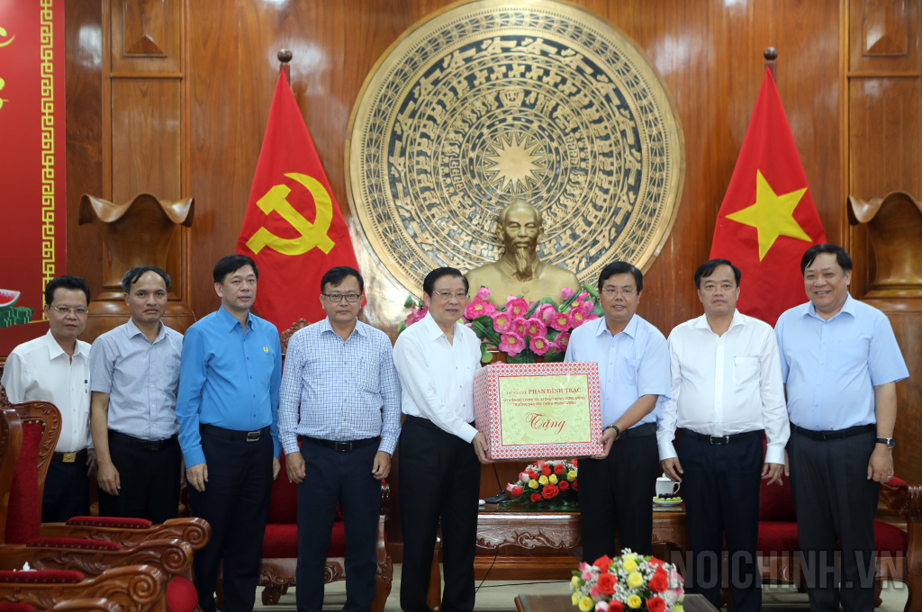 Đồng chí Phan Đình Trạc, Ủy viên Bộ Chính trị, Bí thư Trung ương Đảng, Trưởng Ban Nội chính Trung ương tặng quà Ban Thường vụ Tỉnh ủy Cà Mau