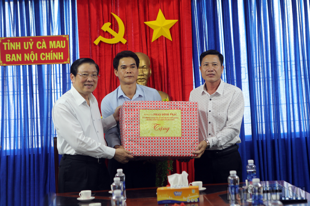 Đồng chí Phan Đình Trạc tặng quà Ban Nội chính Tỉnh ủy Cà Mau 