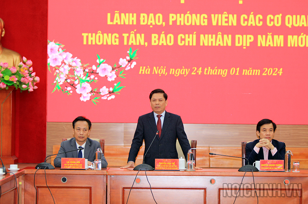 Đồng chí Nguyễn Văn Thể, Ủy viên Trung ương Đảng, Bí thư Đảng ủy Khối các cơ quan Trung ương phát biểu tại buổi gặp mặt