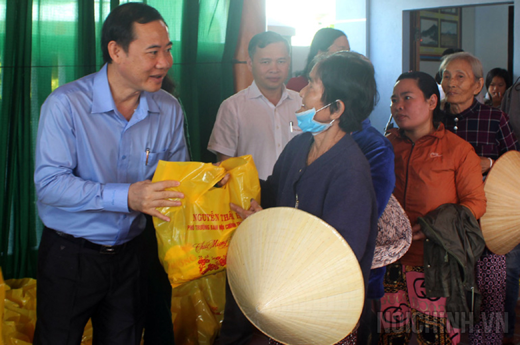 Đồng chí Nguyễn Thái Học, Phó Trưởng Ban Nội chính Trung ương trao quà tặng người có công cách mạng của thị xã Đông Hòa
