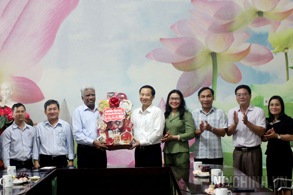 Đồng chí Nguyễn Thái Học, Phó Trưởng Ban Nội chính Trung ương tặng cùa cho Công ty TNHH Công nghiệp KCP Việt Nam