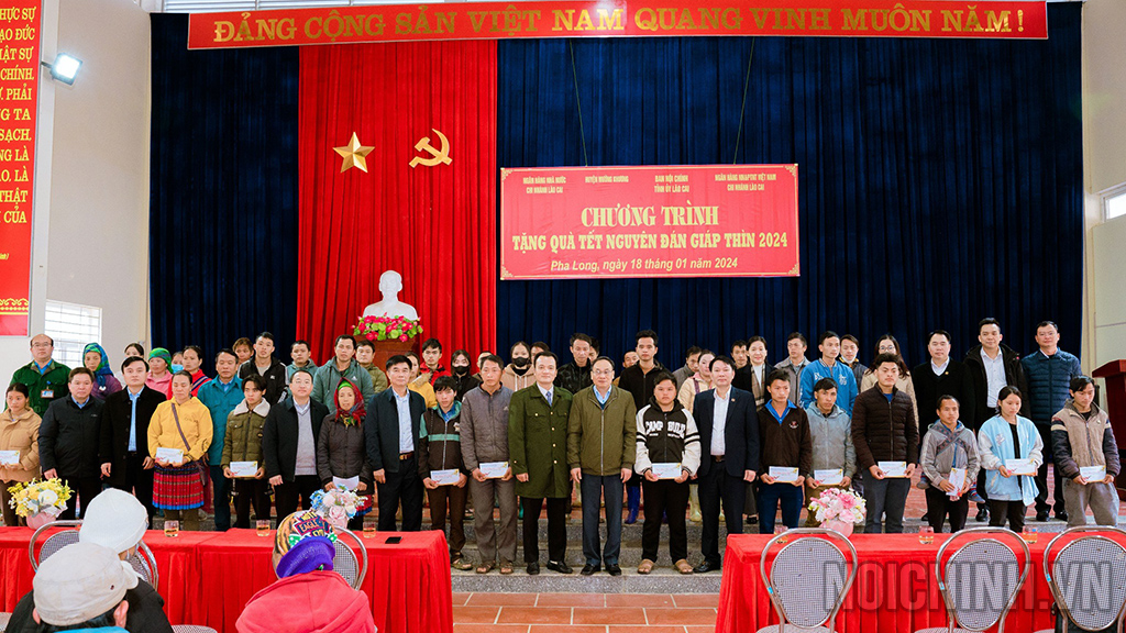 Đồng chí Lý Văn Hải, Trưởng Ban Nội chính Tỉnh ủy và đoàn công tác tặng quà tại xã Pha Long huyện Mường khương, tỉnh Lào Cai