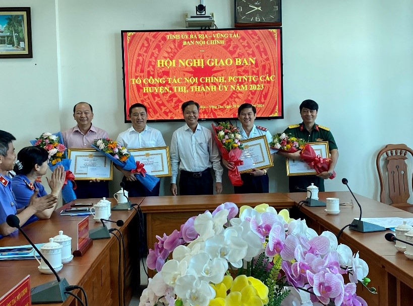 Đồng chí Nguyễn Văn Lâm, Phó Trưởng Ban Nội chính Tỉnh ủy Bà Rịa - Vũng Tàu trao Giấy khen tặngcác tập thể có thành tích