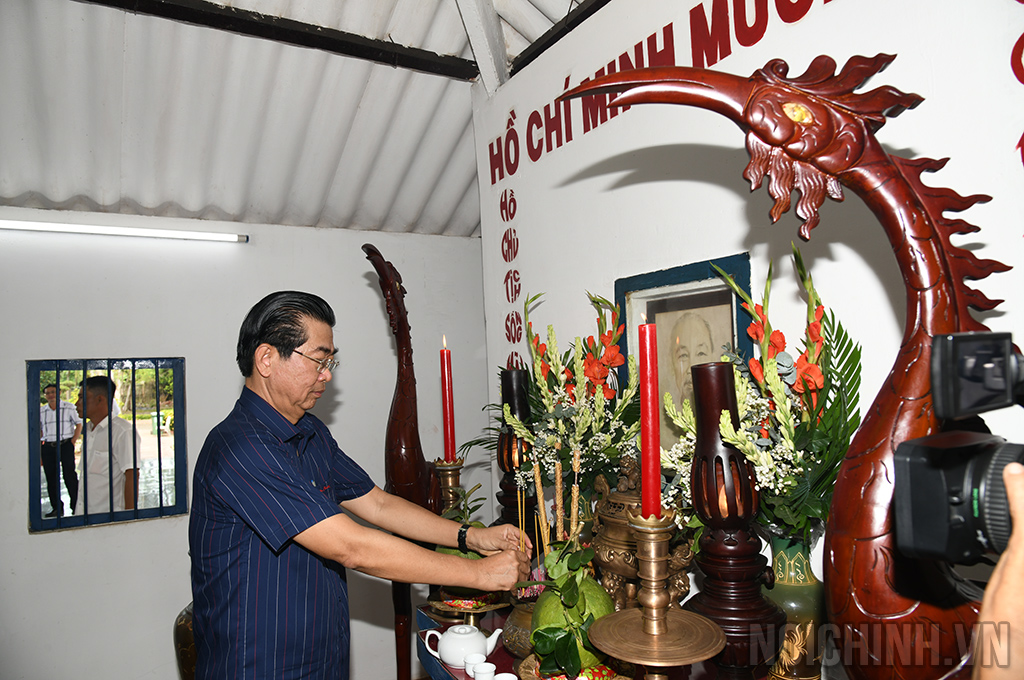 Đồng chí Võ Văn Dũng, Ủy viên Trung ương Đảng, Phó Trưởng ban Thường trực Ban Nội chính Trung ương dâng hương tại Đền thờ Bác Hồ tại tỉnh Bạc Liêu