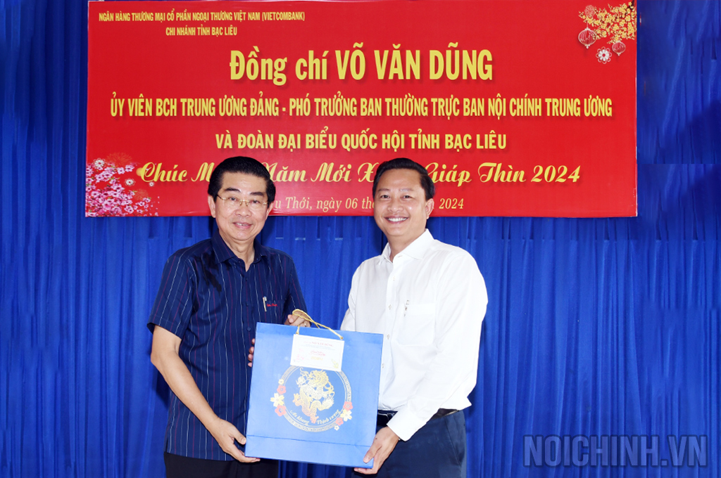 Đồng chí Võ Văn Dũng, Ủy viên Trung ương Đảng, Phó Trưởng ban Thường trực Ban Nội chính Trung ương trao quà tặng huyện ủy Vĩnh Lợi