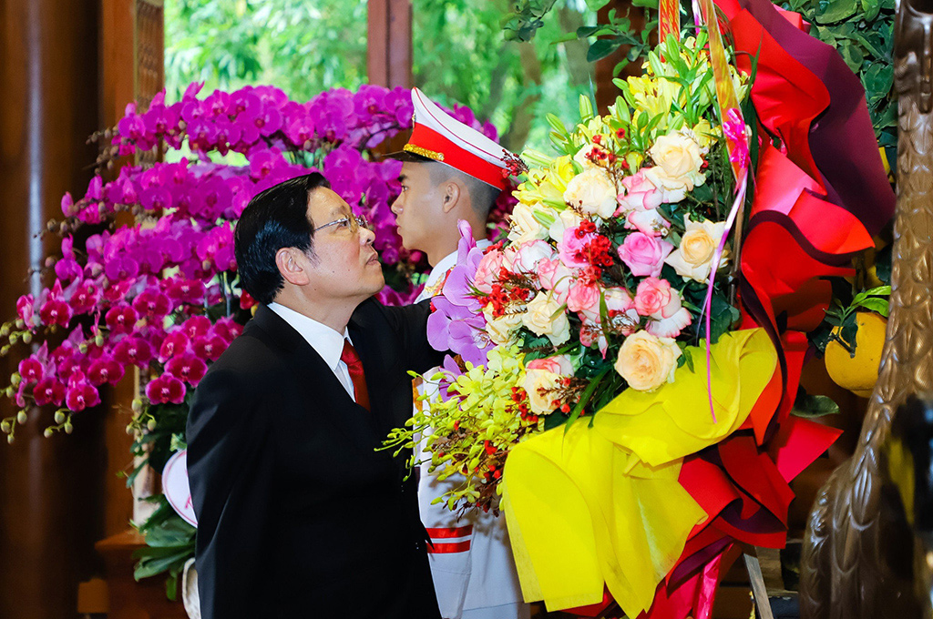 Đồng chí Phan Đình Trạc, Ủy viên Bộ Chính trị, Bí thư Trung ương Đảng, Trưởng Ban Nội chính Trung ương dâng hoa tưởng niệm Chủ tịch Hồ Chí Minh