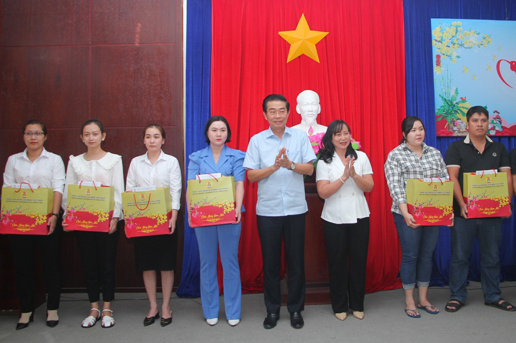 Đồng chí Võ Văn Dũng, Ủy viên Trung ương Đảng, Phó Trưởng ban Thường trực Ban Nội chính Trung ương trao quà tặng công nhân tỉnh Bạc Liêu