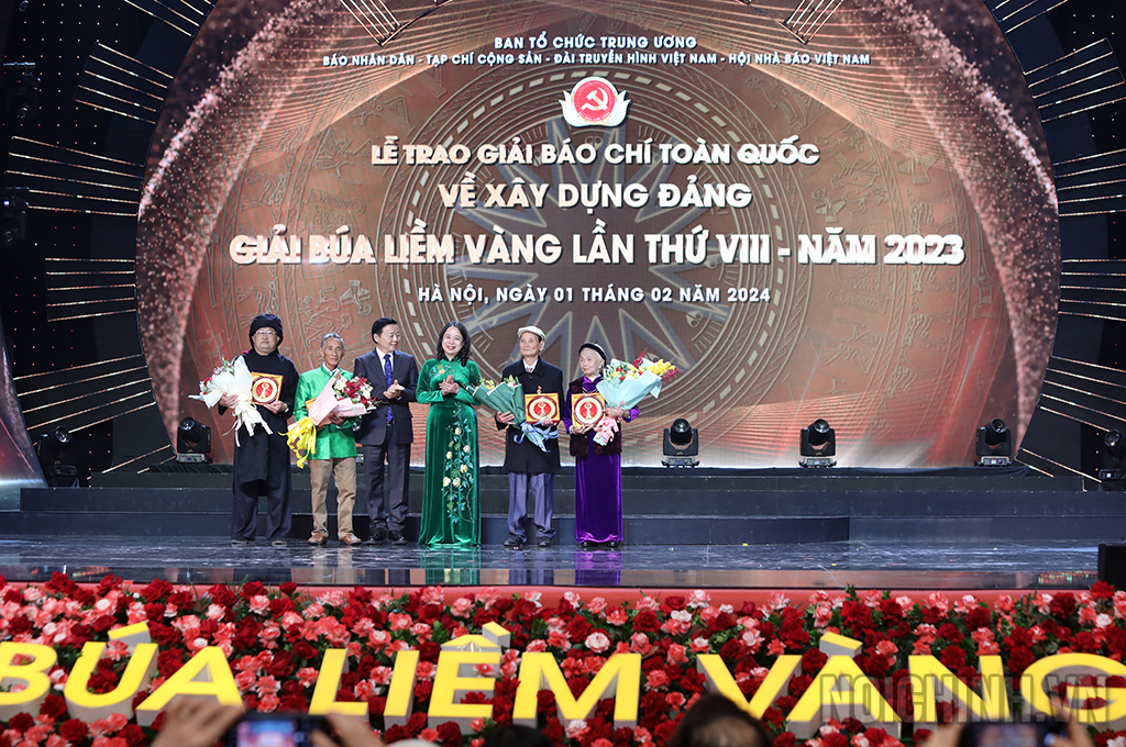 Các đồng chí: Võ Thị Ánh Xuân, Phó Chủ tịch nước; Trần Hồng Hà, Phó Thủ tướng Chính phủ trao Kỷ niệm chương tặng các đảng viên là nhân vật tiêu biểu trong tác phẩm báo chí đoạt giải