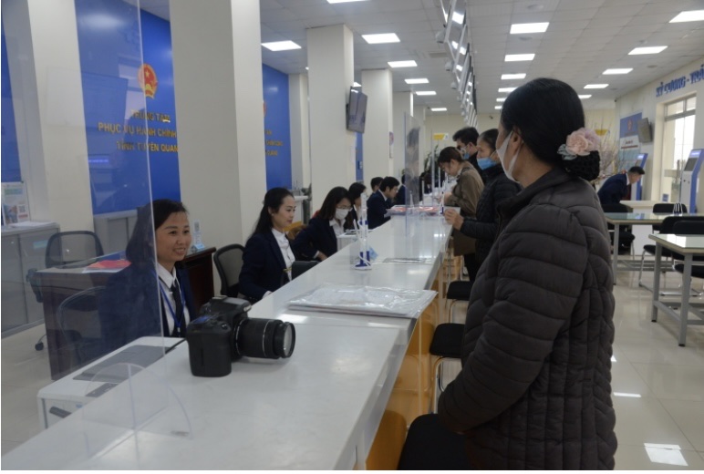 Cán bộ Trung tâm phục vụ hành chính công tỉnh Tuyên Quang xử lý hồ sơ trực tuyến