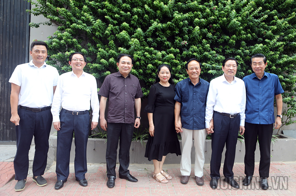 Các đồng chí lãnh đạo Ban Nội chính Trung ương và lãnh đạo tỉnh Bình Định chụp ảnh với gia đình đồng chí Nguyễn Văn Thiện, nguyên Ủy viên Trung ương Đảng, nguyên Bí thư Tỉnh ủy Bình Định