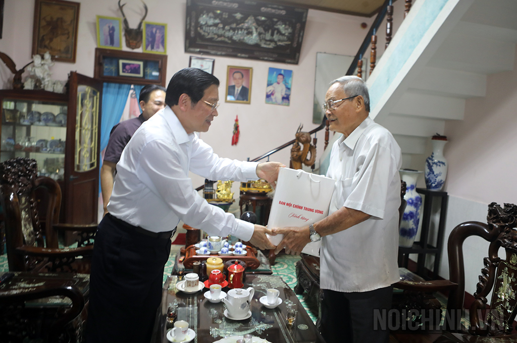 Đồng chí Phan Đình Trạc tặng quà cho đồng chí Nguyễn Duy Quý, nguyên Quyền Bí thư Tỉnh ủy Bình Định