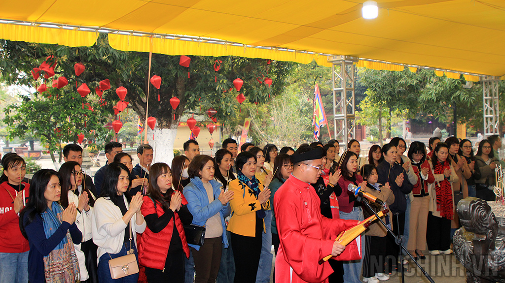 Đoàn nữ cán bộ, công chức, nhân viên Ban Nội chính Trung ương làm Lễ dâng hương tại Đền thờ Hai Bà Trưng