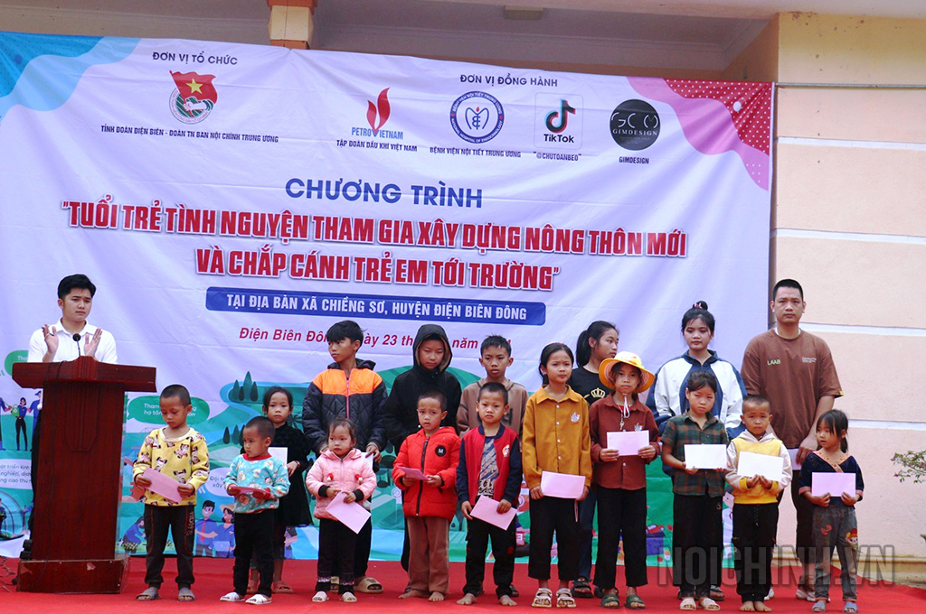 Đơn vị đồng hành trao học bổng cho các em học sinh có hoàn cảnh khó khăn xã Chiềng Sơ, huyện Điện Biên Đông, tỉnh Điện Biên