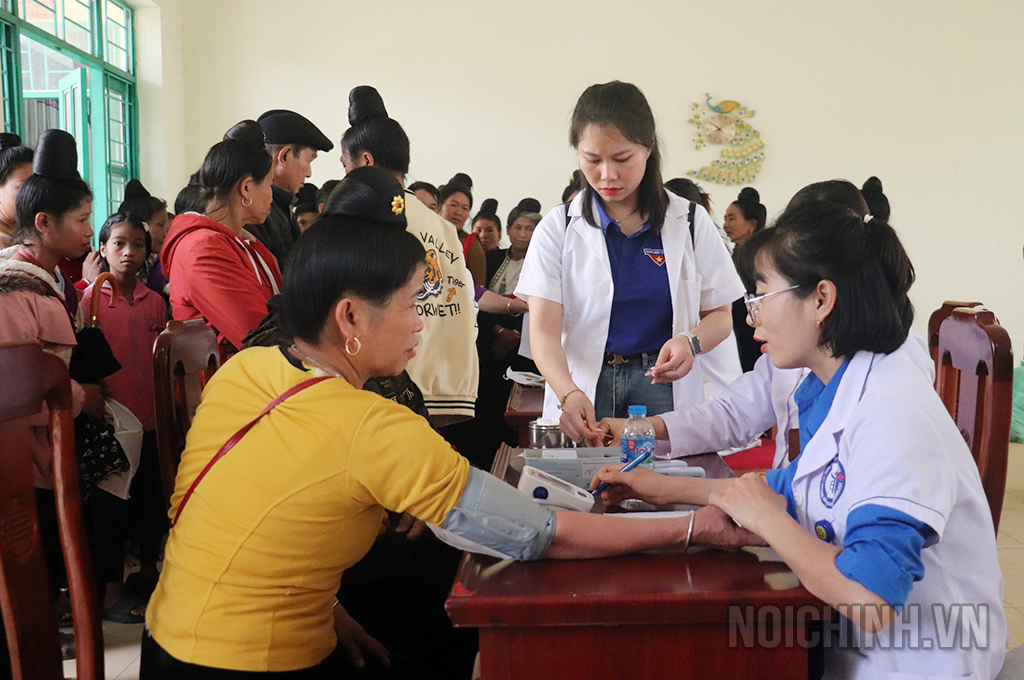 Đoàn Thanh niên Bệnh viện Nội tiết Trung ương khám, chữa bệnh cho nhân dân xã Chiềng Sơ, huyện Điện Biên Đông, tỉnh Điện Biên